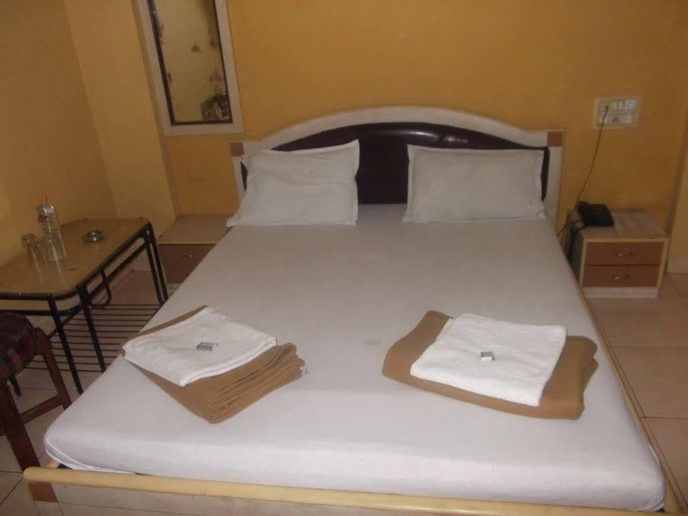 Hotel Palms Navi Mumbai Exterior photo